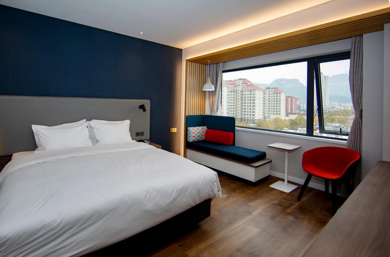 Holiday Inn Express Jinan Jingshi Road, An Ihg Hotel Экстерьер фото