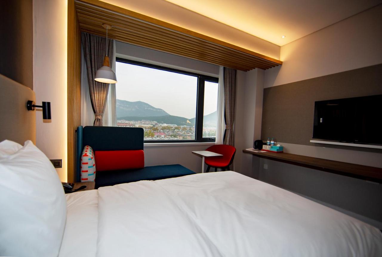 Holiday Inn Express Jinan Jingshi Road, An Ihg Hotel Экстерьер фото