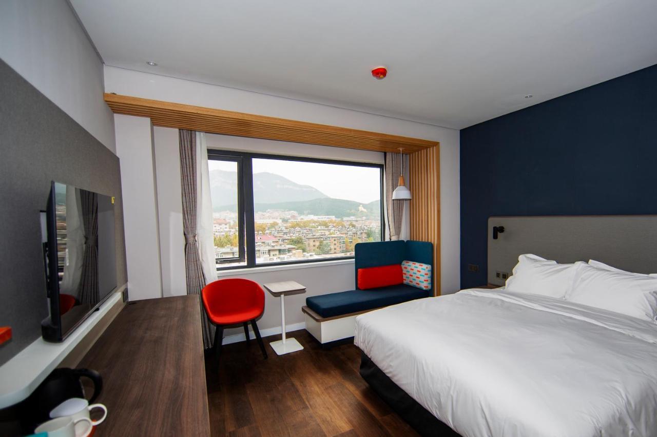 Holiday Inn Express Jinan Jingshi Road, An Ihg Hotel Экстерьер фото