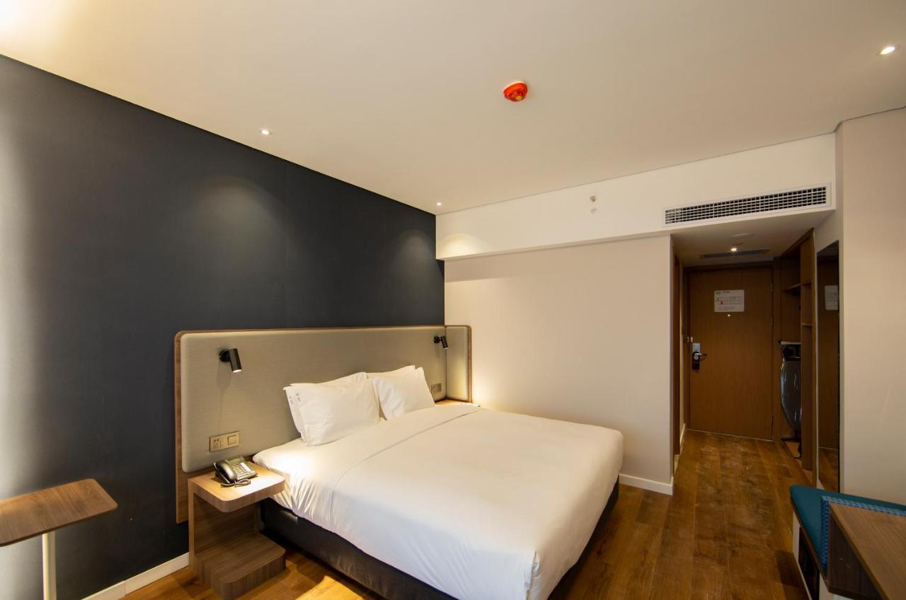 Holiday Inn Express Jinan Jingshi Road, An Ihg Hotel Экстерьер фото