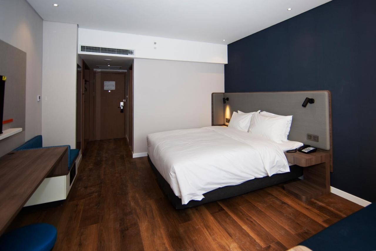 Holiday Inn Express Jinan Jingshi Road, An Ihg Hotel Экстерьер фото