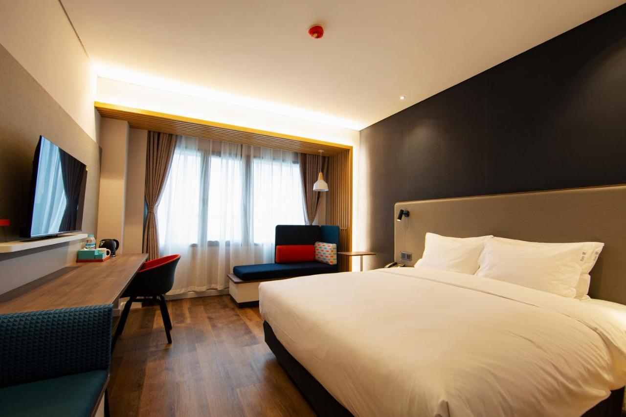 Holiday Inn Express Jinan Jingshi Road, An Ihg Hotel Экстерьер фото