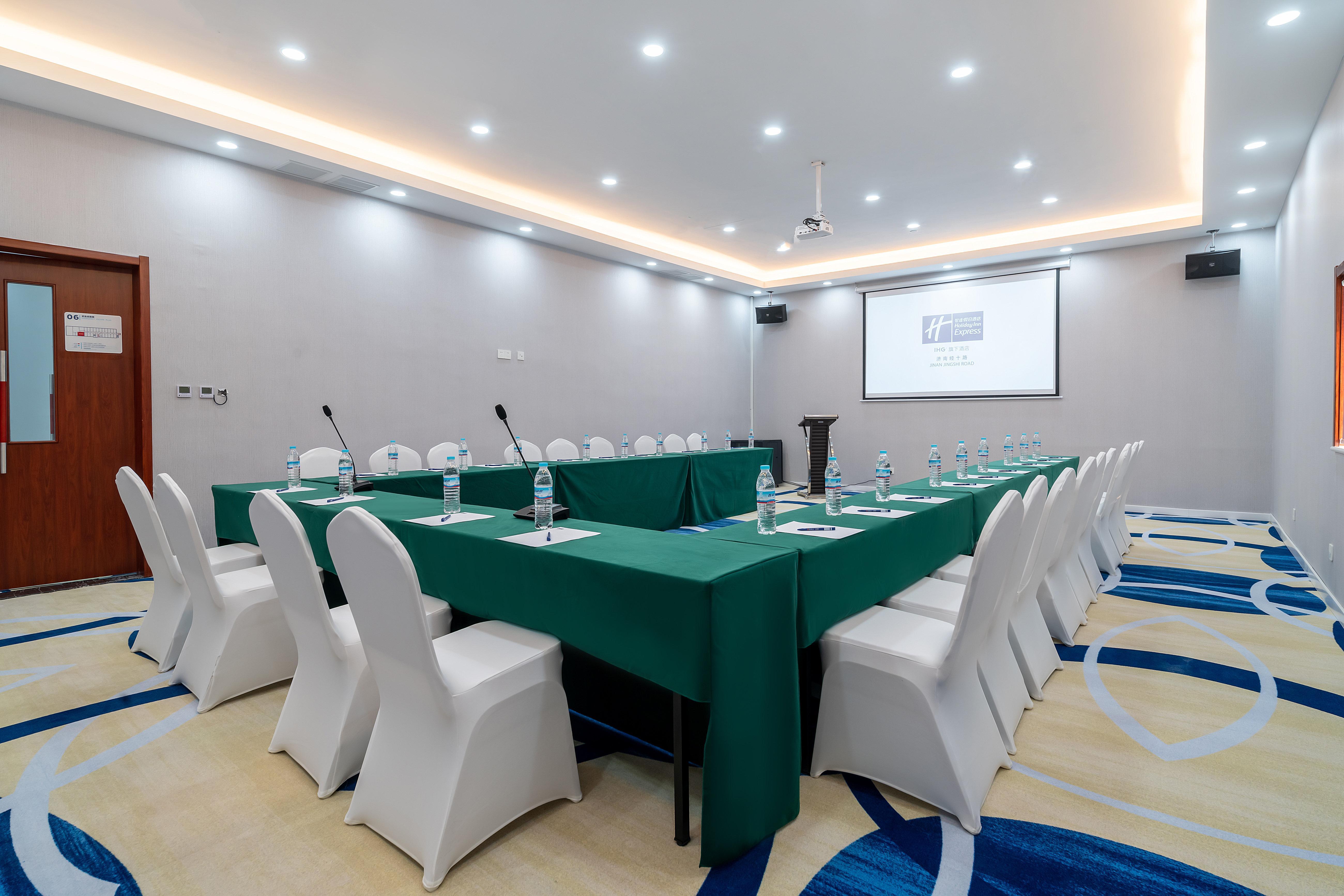 Holiday Inn Express Jinan Jingshi Road, An Ihg Hotel Экстерьер фото
