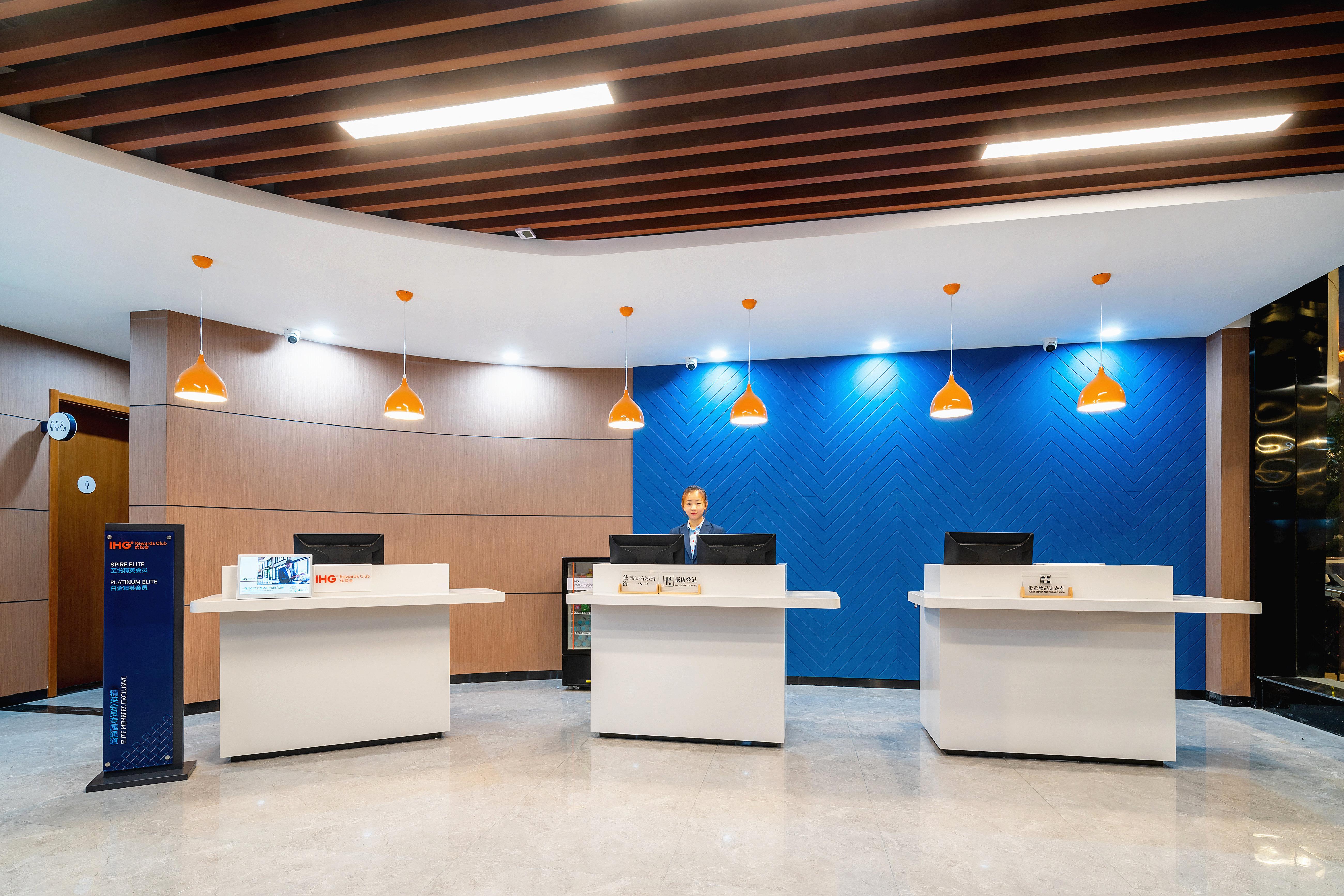 Holiday Inn Express Jinan Jingshi Road, An Ihg Hotel Экстерьер фото